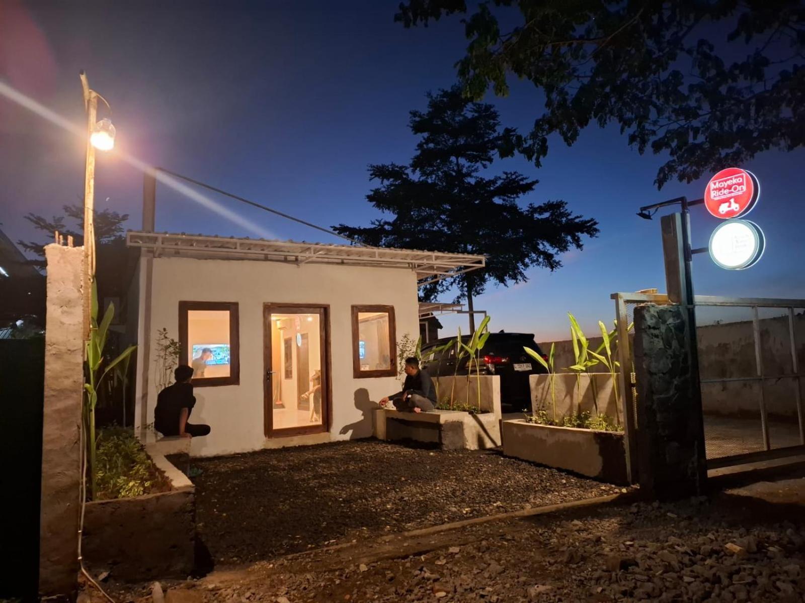 Mayeka Transit Hostel Bandara Internasional Lombok Praya Exterior foto