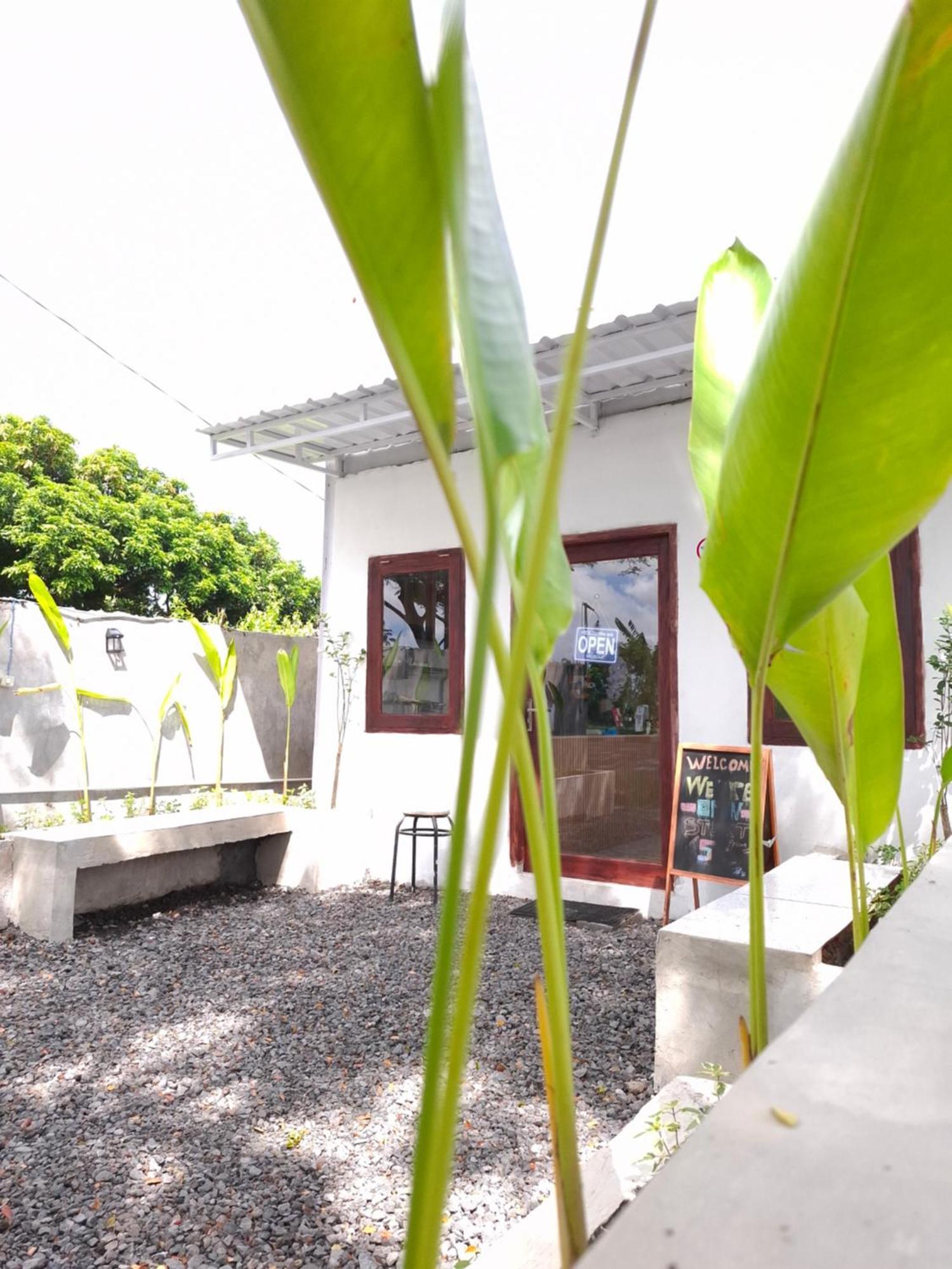 Mayeka Transit Hostel Bandara Internasional Lombok Praya Exterior foto